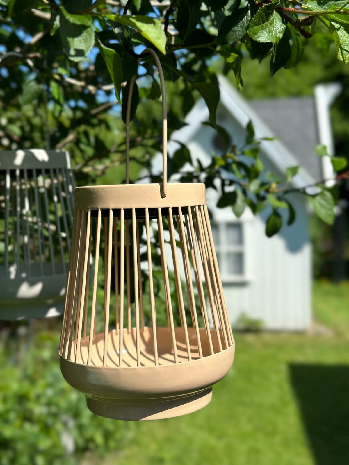 Lanterne ZANDA med solceller – Lys gylden - VIAMAJA.DK
