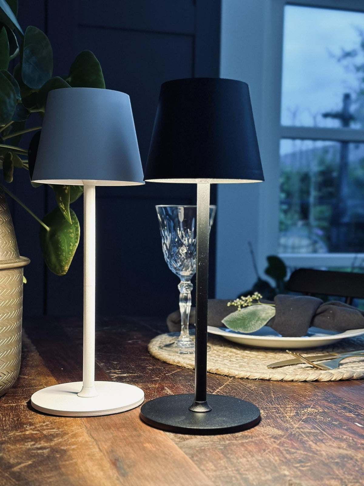 LED Bordlampe genopladelig – Sort - VIAMAJA.DK