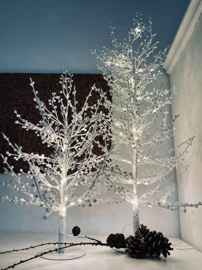 LED Træ med hvide bær – H90cm - VIAMAJA.DK