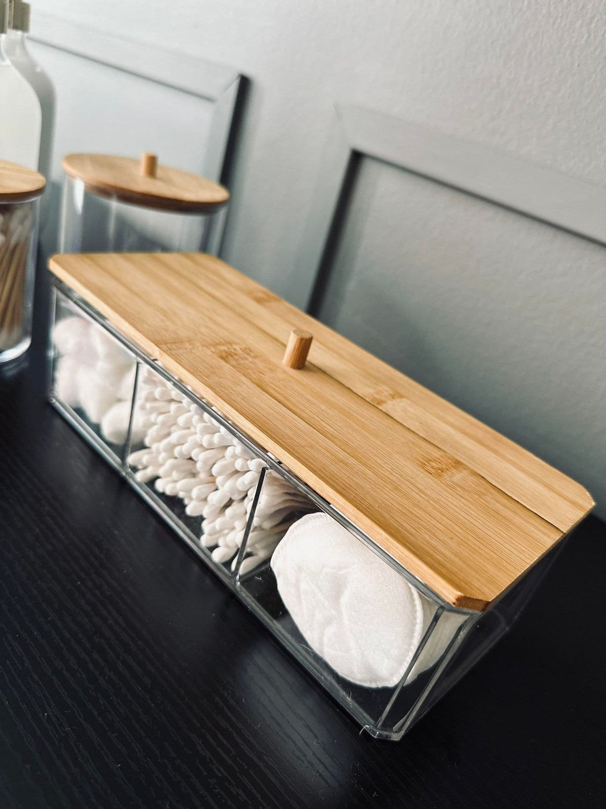 Makeup organizer i akryl med indhold - VIAMAJA.DK
