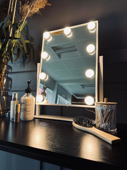 Makeup spejl med lys - VIAMAJA.DK