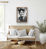 Poster Cubaner met bloemen in het haar - Zwart / Wit 50x70