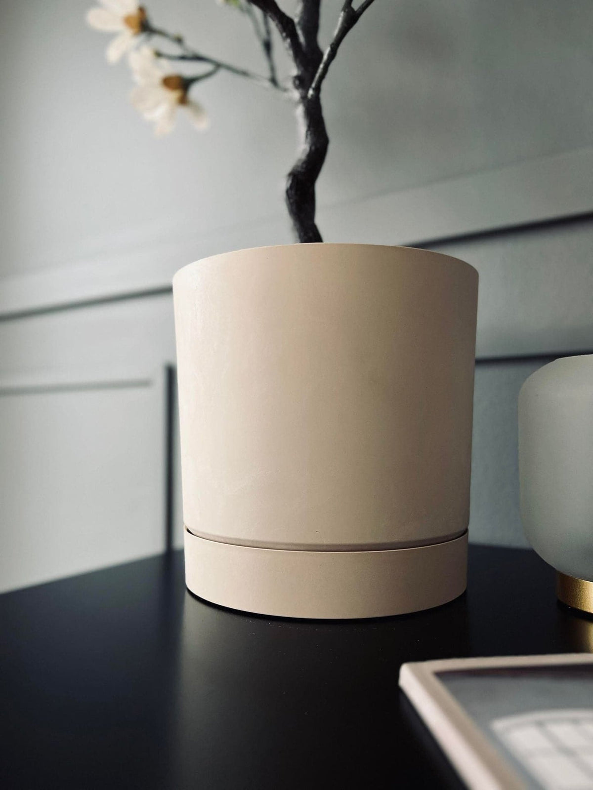 Potte i beton look - Vandingssystem i bunden - Beige - VIAMAJA.DK