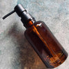 Zeepdispenser van bruin glas met zwarte bovenkant