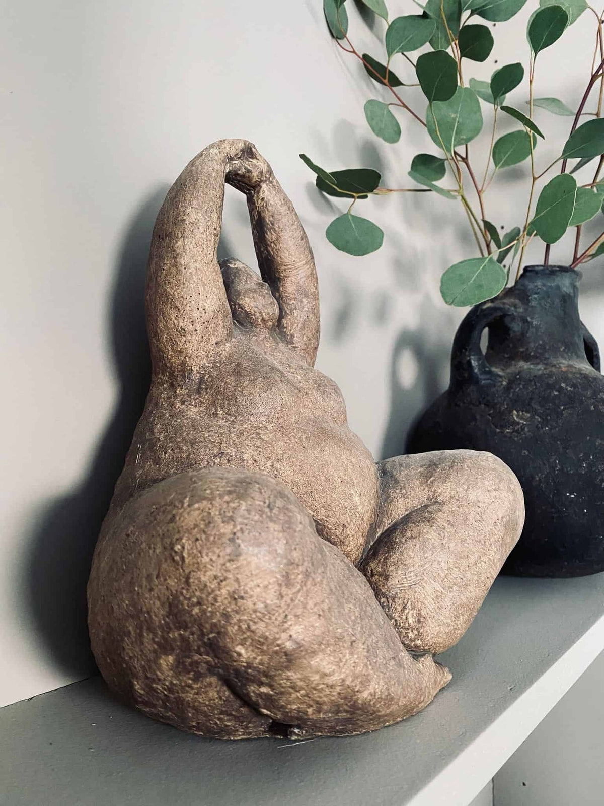 Siddende Diva i brune nuancer - VIAMAJA.DK