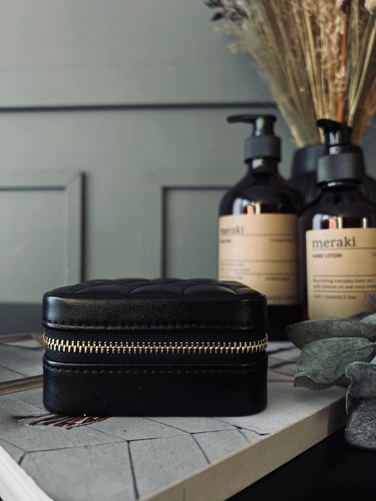 Smykkebox i sort og guld - Quilt - VIAMAJA.DK