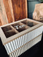 Tebox med skrift – Nordic white - VIAMAJA.DK