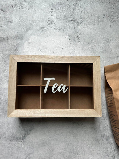 Tebox med skrift – Nordic wood - VIAMAJA.DK