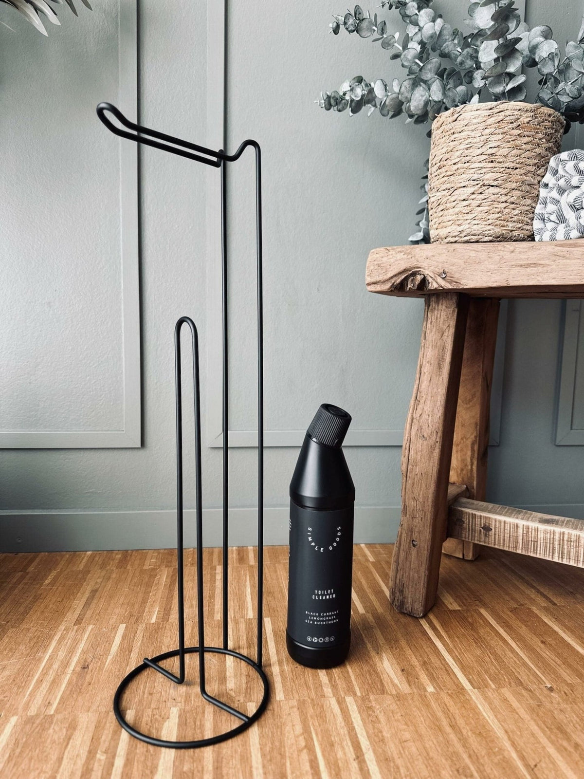 Toiletrulleholder på stativ – Sort metal - VIAMAJA.DK